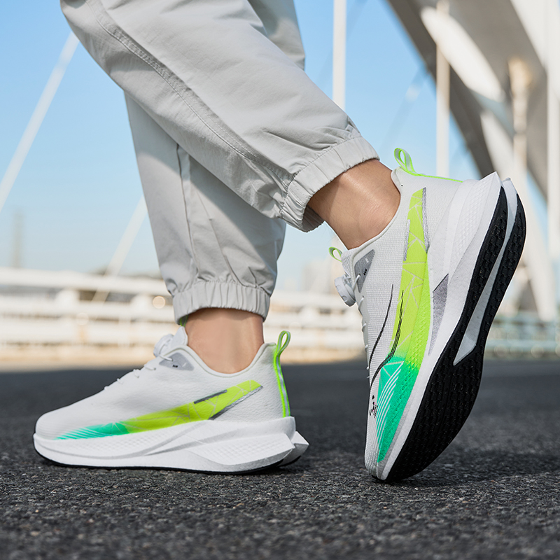 Hardloopschoenen met carbonpla - Ultragear Running recensie en prijs